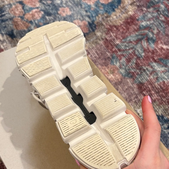 On clouds white sneakers size 6 - Picture 6 of 9